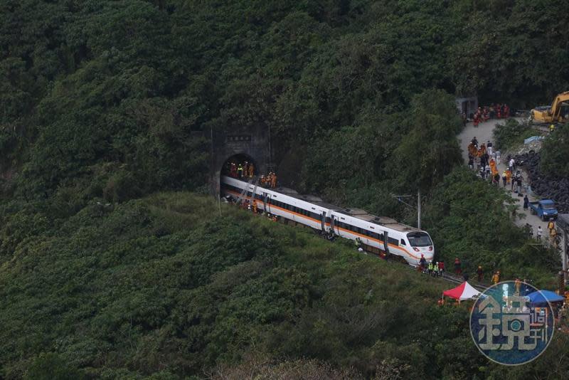 台鐵太魯閣號列車2日撞上邊坡滑落的工程車，造成出軌重大傷亡。（本刊資料照）