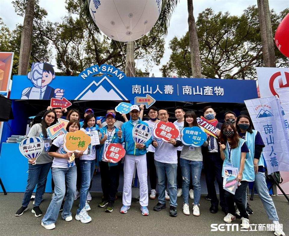 南山人壽大舉搶才，南山人壽總經理范文偉親臨臺大校園徵才博覽會，積極延攬優秀人才加入南山大家庭。（圖／南山人壽提供）