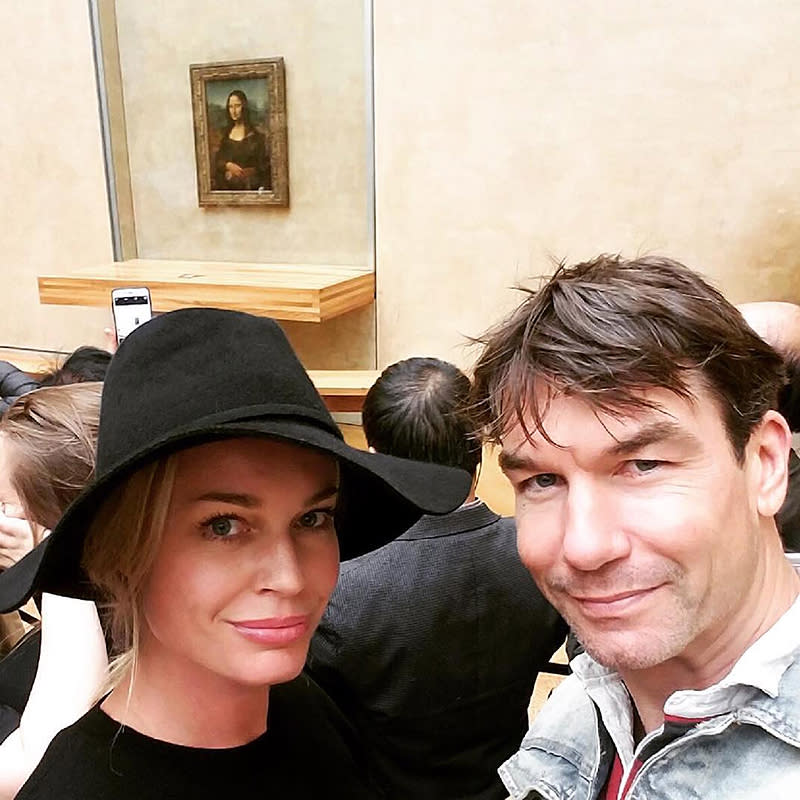 Rebecca Romijn and Jerry O'Connell pose with the Mona Lisa. (Photo: Instagram)