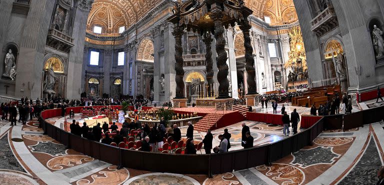 El cuerpo del Papa Emérito Benedicto XVI (L) en la Basílica de San Pedro en el Vaticano, el 2 de enero de 2023