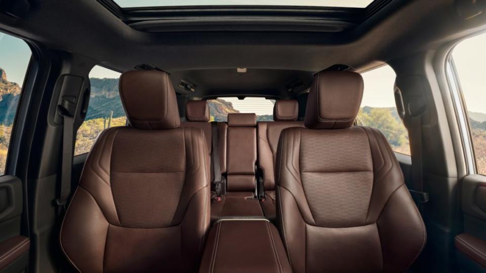 Land Cruiser也擁有皮革座椅與全景天窗提升質感。(圖片來源/ Toyota)