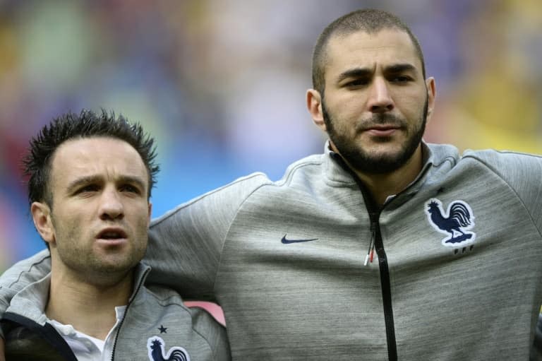 Les coéquipiers en Bleu Mathieu Valbuena (g) et Karim Benzema le 30 juin 2014 avant un France-Nigeria, au stade Mane Garrincha de Brasilia  - FRANCK FIFE © 2019 AFP