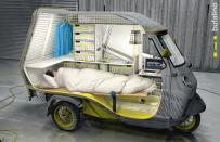 Bufalino heißt der kleinste Camper der Welt. Entworfen wurde er von dem deutschen Industriedesigner Cornelius Comanns als Teil seiner Bachelor-Arbeit. Offenbar frei nach dem Motto "Platz ist in der kleinsten Hütte" hat er im Jahr 2010 das Wohnmobil auf Basis eines Piaggio Ape 50 geschaffen – ein kleines Fahrzeug mit drei Rädern.