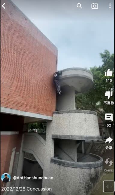 韓順全打算從一處大樓的3樓攀牆而下，但沒想到才往下跳一層就因沒踩穩。（圖／翻攝自Ant Han YouTube）