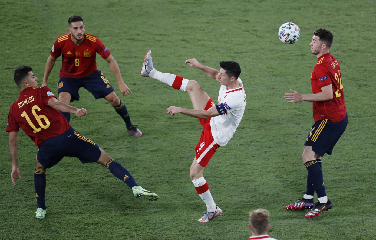 Soccer Football - Euro 2020 - Group E - Spain v Poland - La Cartuja Stadium, Seville, Spain - June 19, 2021 Poland's Robert Lewandowski in action with Spain's Rodri,  Aymeric Laporte and Koke Pool via REUTERS/Jose Manuel Vidal