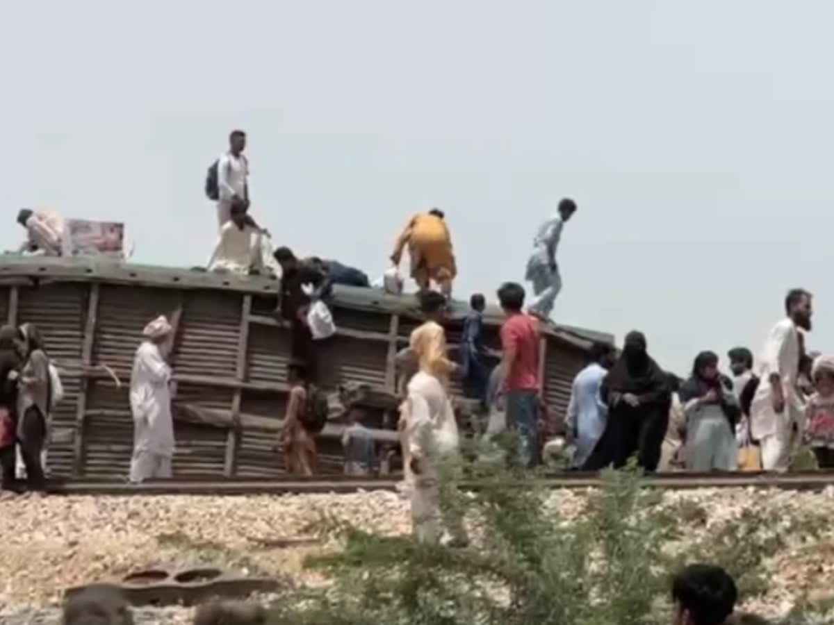 Pakistan train derailment (GeoTV/YouTube)
