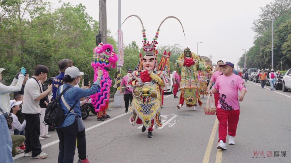 ▲大甲鎮瀾宮媽祖回鑾，鑾駕遶境回鑾停駕即將於今年7月停辦的明道大學，大批學生及教職員在現場恭候多時，當媽祖鑾轎現身時，現場歡呼聲不斷。（記者陳雅芳攝）