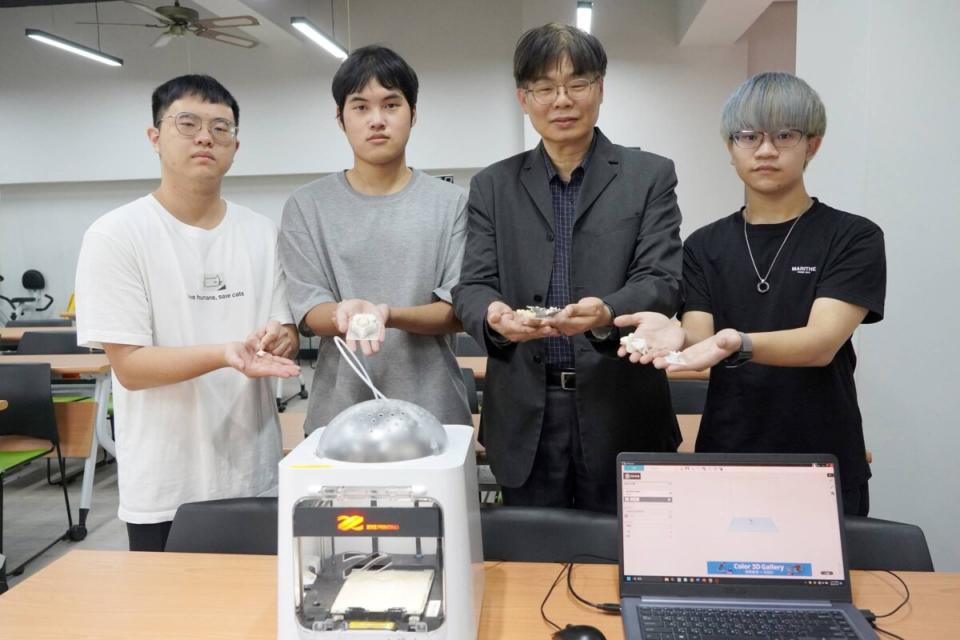 ▲大葉大學賴峯民研發長(右二)展示3D列印在醫療材料的應用。（大葉大學提供）