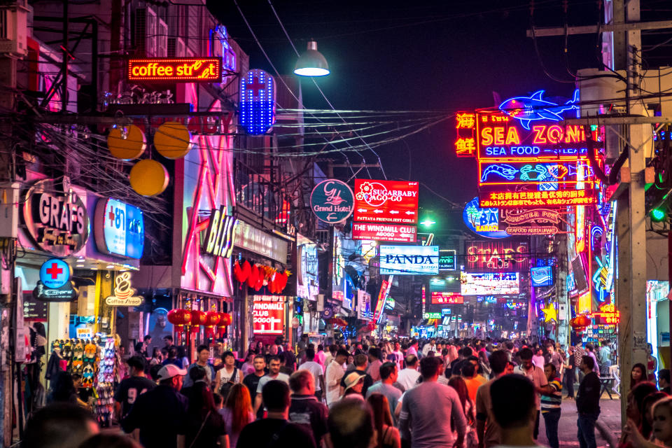 Pattaya, Thailanda - 27 ianuarie 2019: O mulțime de oameni mergând pe strada pietonală din Pattaya, Thailanda.
