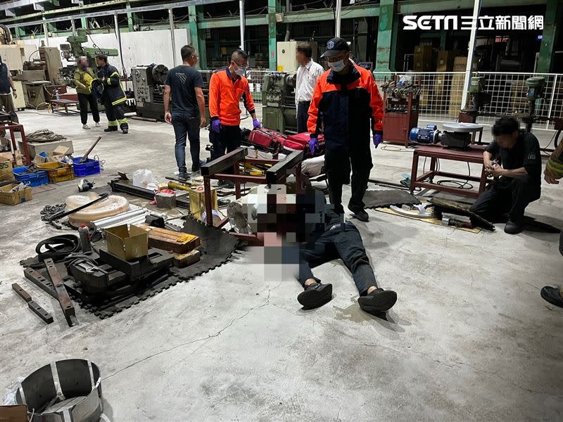 台南汽車零件廠發生一起工安意外，1死1傷。（圖／翻攝畫面）