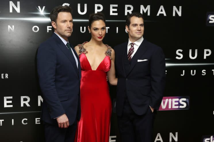 Gal Gadot junto a Ben Affleck y Henry Cavill en 2016, “Batman v Superman”. AP