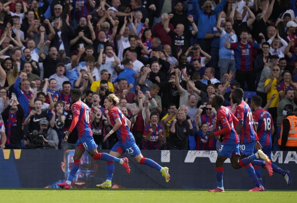 Wilfried Zaha del Crystal Palace, izquierda, festeja su gol contra el Tottenham Hotspur en partido de la Liga Premier en el estadio Selhurst Park, Londres, sábado 11 de setiembre de 2021. Palace ganó 3-0. (AP Foto/Alastair Grant)