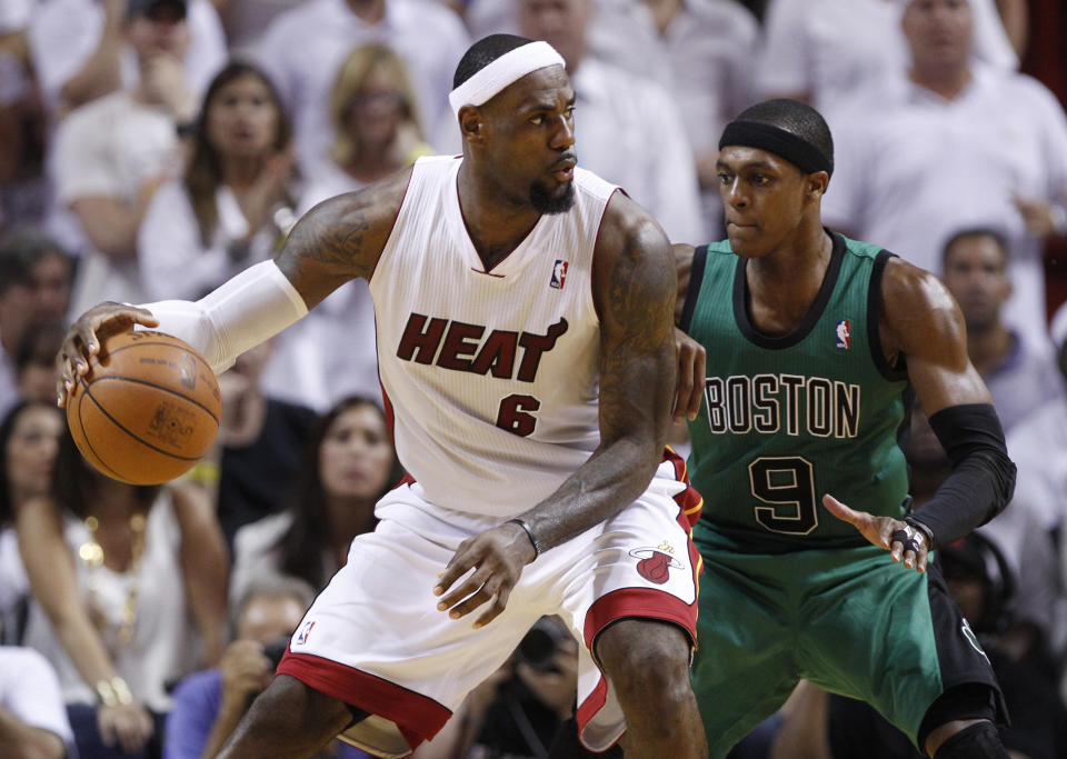 Rajon Rondo（圖右）防守LeBron James。（AP Photo/Lynne Sladky）