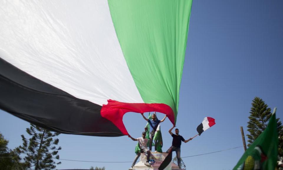 Palestinians in Gaza wave national and Egyptian flags celebrate the reconciliation agreement between Hamas and Fatah, signed in Cairo.