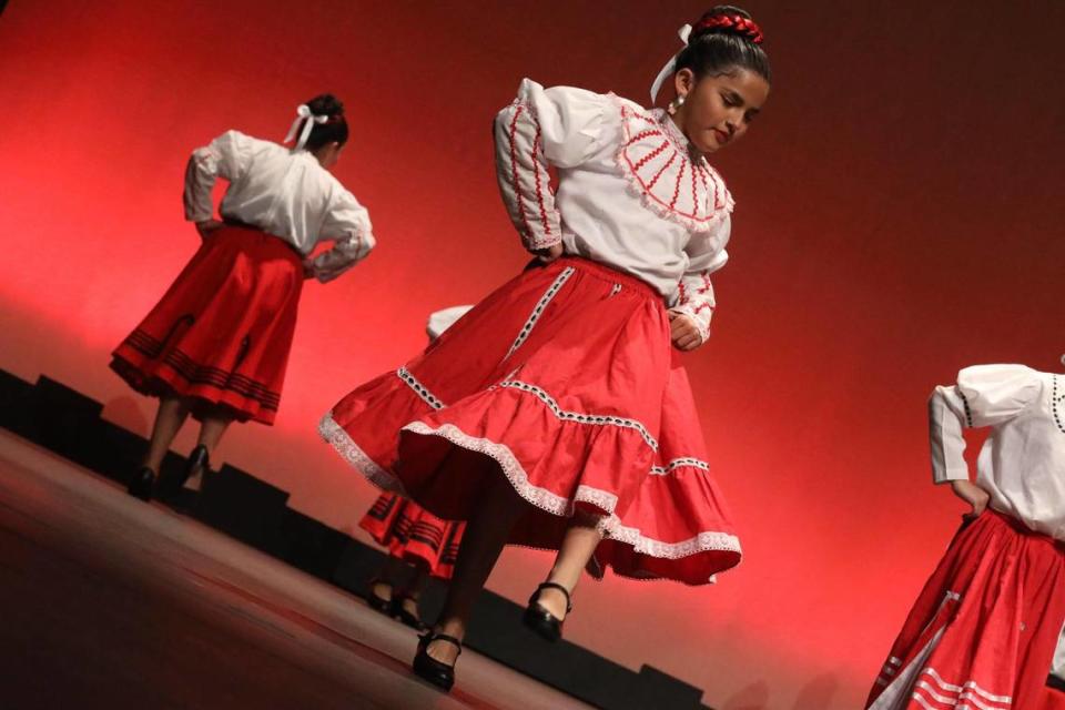 Una de los estudiantes del Ballet Folclórico de la Escuela Primaria Roeding en el escenario del Auditorio de la Escuela Roosevelt en Fresno, durante el festival México Mágico el primero de abril del 2023.