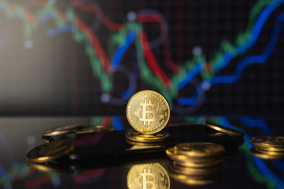 Bitcoin-Münze vor einer Chart