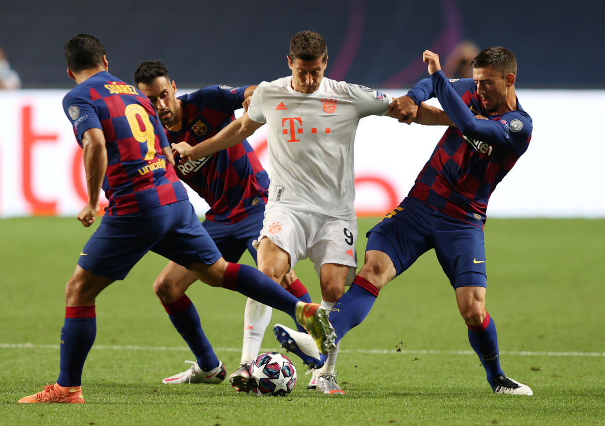 Soccer Football - Champions League - Quarter Final - FC Barcelona v Bayern Munich - Estadio da Luz, Lisbon, Portugal - August 14, 2020  Bayern Munich's Robert Lewandowski in action with Barcelona's Clement Lenglet and Sergio Busquets, as play resumes behind closed doors following the outbreak of the coronavirus disease (COVID-19)  REUTERS/Rafael Marchante/Pool