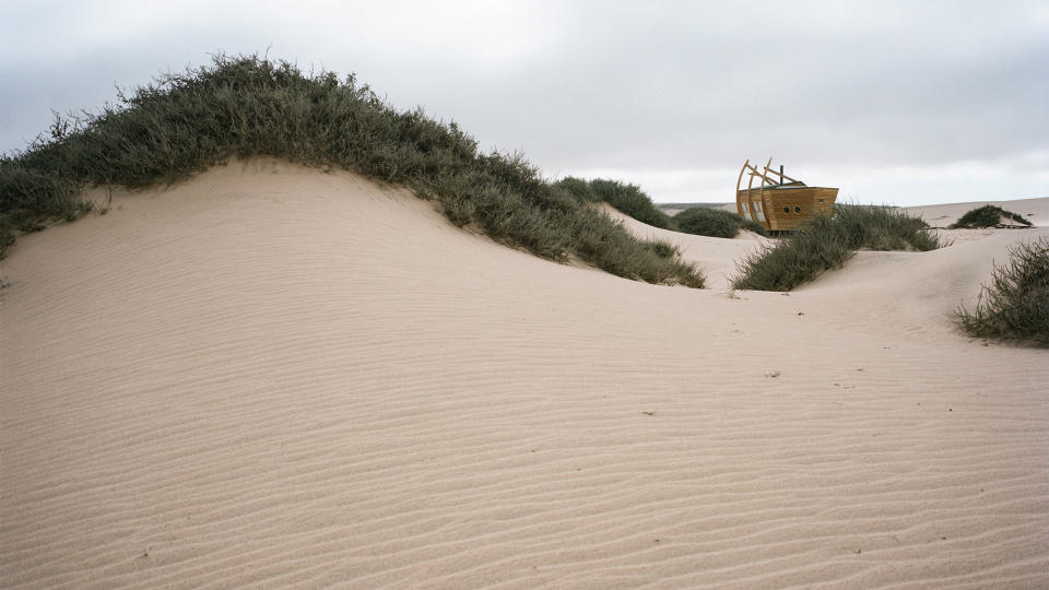 Las cabañas se han construido en madera y las ventanas dan la sensación de estar descolgadas para proporcionar un mayor realismo en la recreación de un barco hundido.<br><br>Foto: <a href="http://shipwrecklodge.com.na/" rel="nofollow noopener" target="_blank" data-ylk="slk:Shipwreck Lodge;elm:context_link;itc:0;sec:content-canvas" class="link ">Shipwreck Lodge</a>