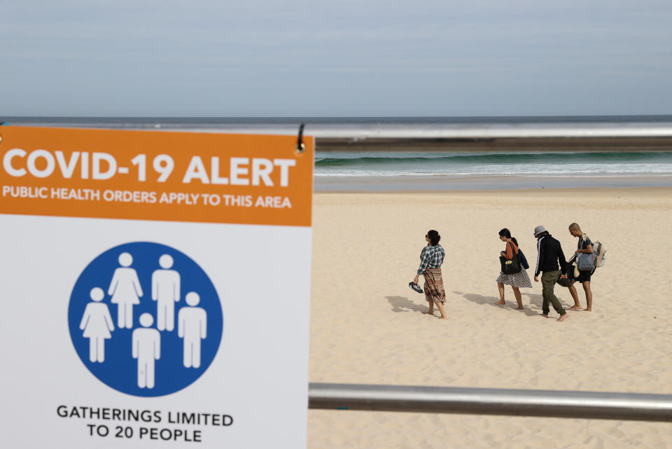 Corona-Hinweis an einem Strand in Sydney (Bild: Reuters/Loren Elliott)