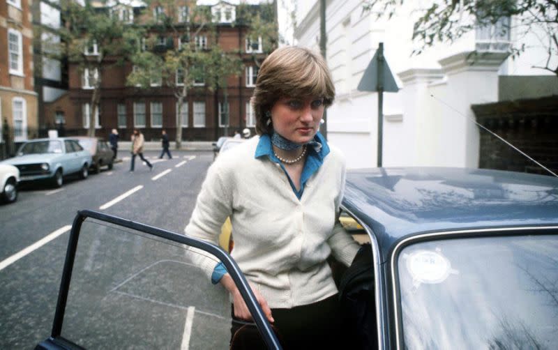 La princesse Diana photographiée à l’extérieur de son appartement en 1980 [Photo: Getty]