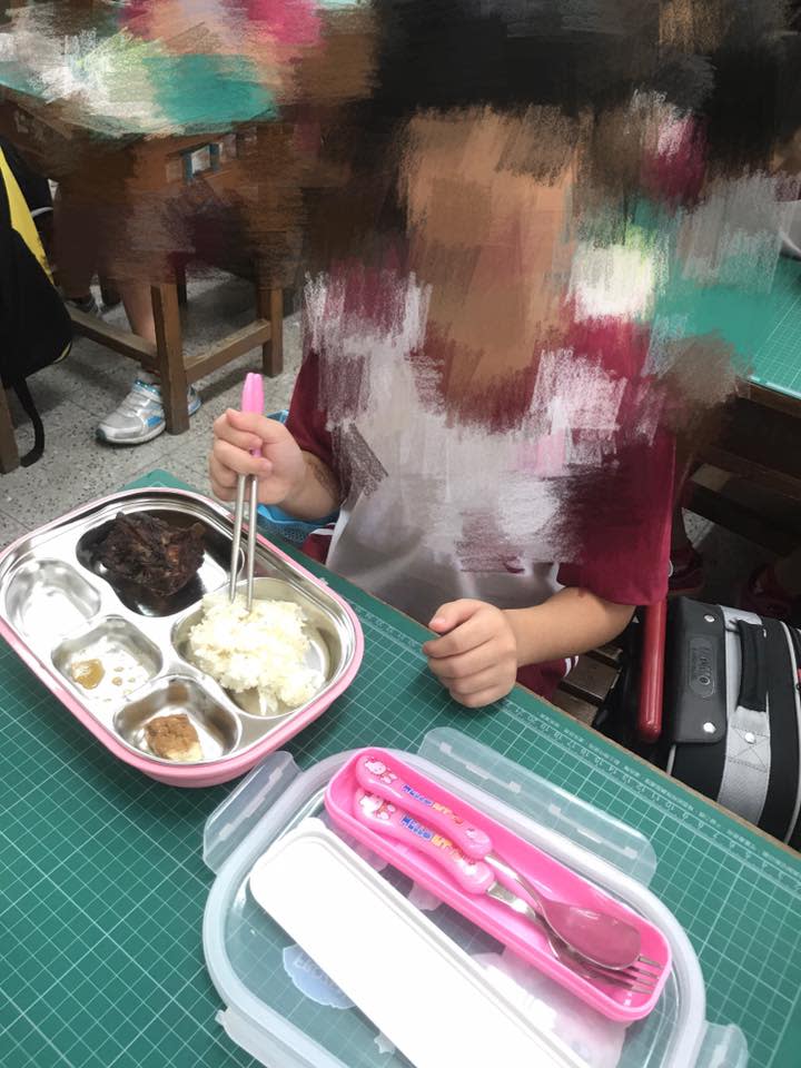 ▲屏東一名媽媽發現剛上小一的女兒營養午餐中的雞塊竟焦如黑炭，氣得將照片po網，引發熱議。（圖／翻攝自爆廢公社）