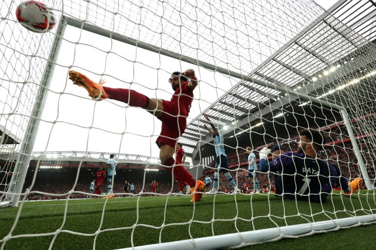 La estrella del Liverpool, Mohamed Salah, anota contra el Brentford en Anfield.