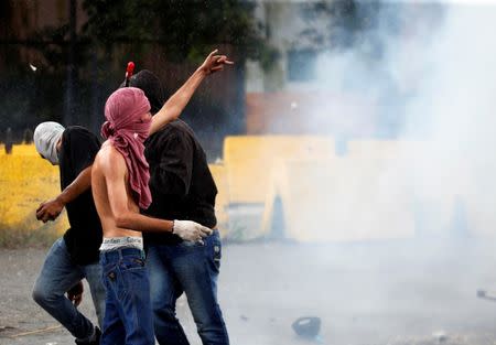 A demonstrator gestures during clashes with security forces near Fuerte Paramacay military base in Valencia, Venezuela August 6, 2017. REUTERS/Andres Martinez Casares