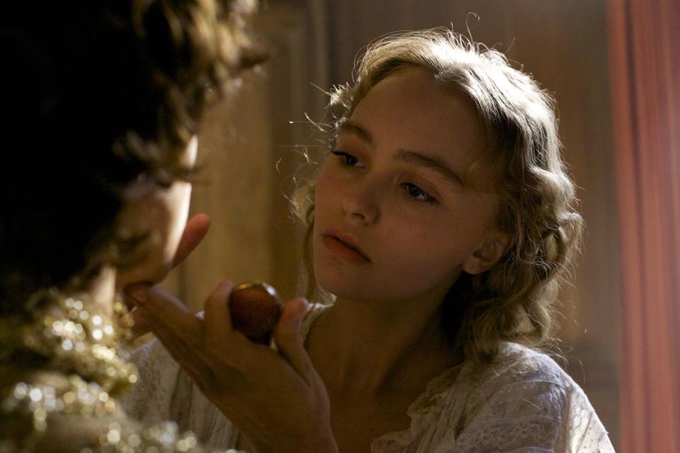 Bei dieser jungen Dame fiel der Apfel ebenfalls nicht weit vom Stamm. Erst modelte sie wie einst Mama Vanessa Paradis, nun wagt sich Lily-Rose Depp, hier in "Die Tänzerin" immer öfter auch vor die Kamera. Ob mit oder ohne ... (Bild: Prokino)