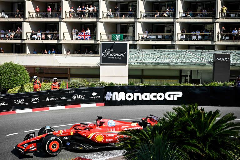 Charles Leclerc transita la curva del Grand Hotel, en Mónaco: el piloto de Ferrari sumó su sexta victoria en la Fórmula 1 y cortó una racha de 40 grandes premios sin triunfos