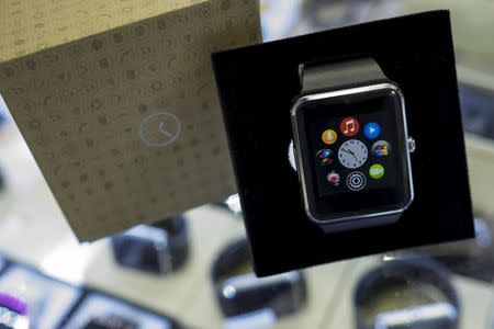 An Apple Watch look-alike device, made by a Chinese manufacturer, is displayed at a mall selling electronic products in China's southern city of Shenzhen, April 8, 2015. REUTERS/Tyrone Siu