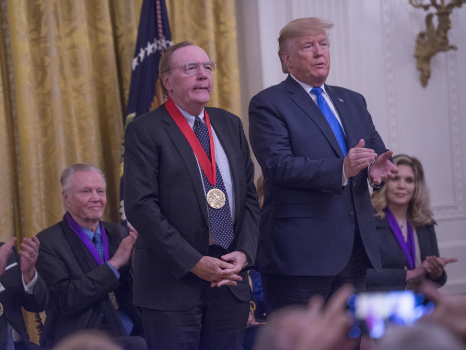 Vergangenen November verlieh US-Präsident Donald Trump Bestsellerautor James Patterson die "National Humanities Medal" (Bild: imago images/MediaPunch)