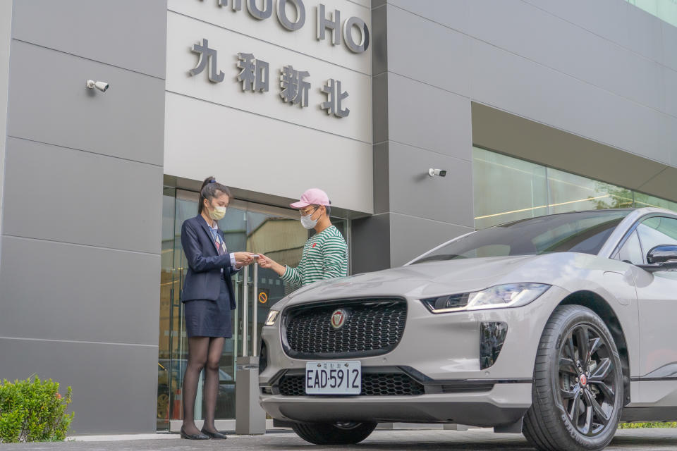 I-PACE 車主只要提前進行預約，各經銷據點都會預留充電樁與專業人員提供接待、細節處理等服務。