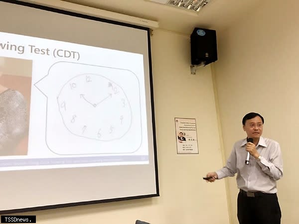 台北大學林道通教授介紹畫鐘測試研究。（圖：台北大學提供）