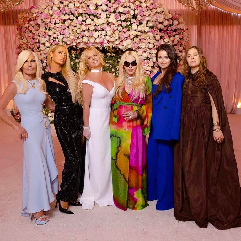 Britney Spears en su boda, junto a sus invitadas especiales: Donatella Versace, Paris Hilton, Madonna, Selena Gomez y Drew Barrymore