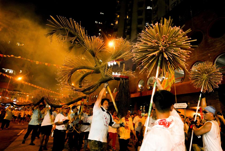 「大坑舞火龍」是香港重要傳統慶祝活動之一，用意是借助舞火龍來驅除瘟疫。 (Photo by Zhang Wei/China News Service/VCG via Getty Images)