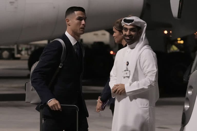 Cristiano Ronaldo llega al aeropuerto de Doha, Qatar, para disputar la Copa del Mundo