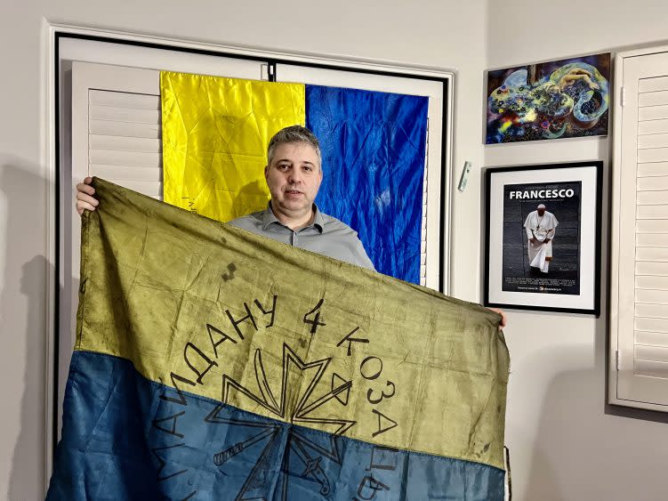 'Winter on Fire' director Evgeny Afineevsky with Ukrainian flag