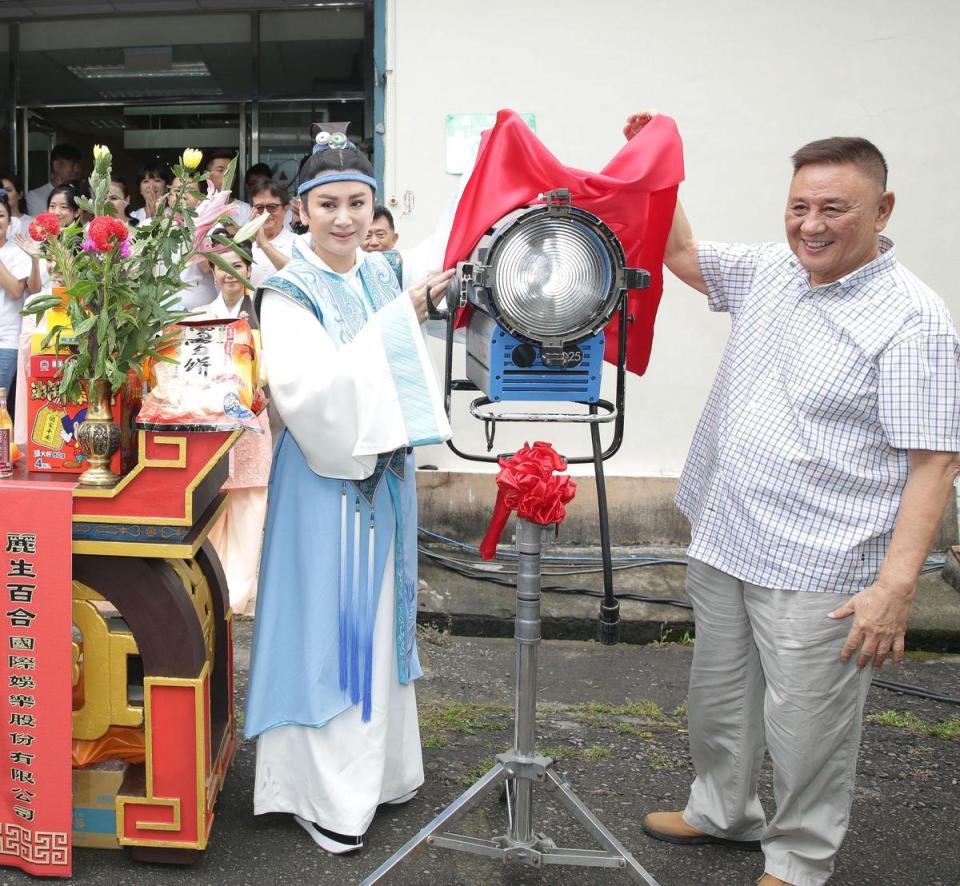 宗華2019年曾現身執導楊麗花歌仔戲《忠孝節義》，和陳亞蘭一起舉行開鏡儀式。（本刊資料照）