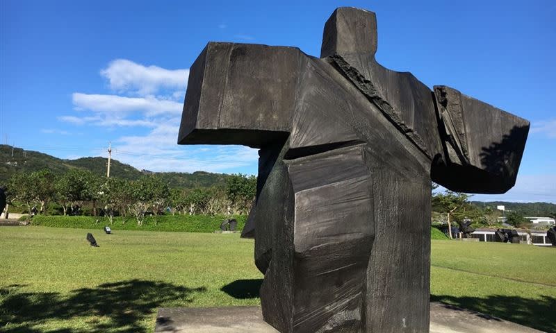 「朱銘美術館」戶外展覽空間以綠意草坪為背景，激發無限想像。（圖／KLOOK提供）