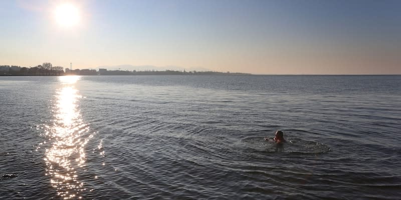 Eine Frau schwimmt nahe der deutschen Grenze im rund zehn Grad kalten Wasser des Bodensee.<span class="copyright">Karl-Josef Hildenbrand/dpa</span>