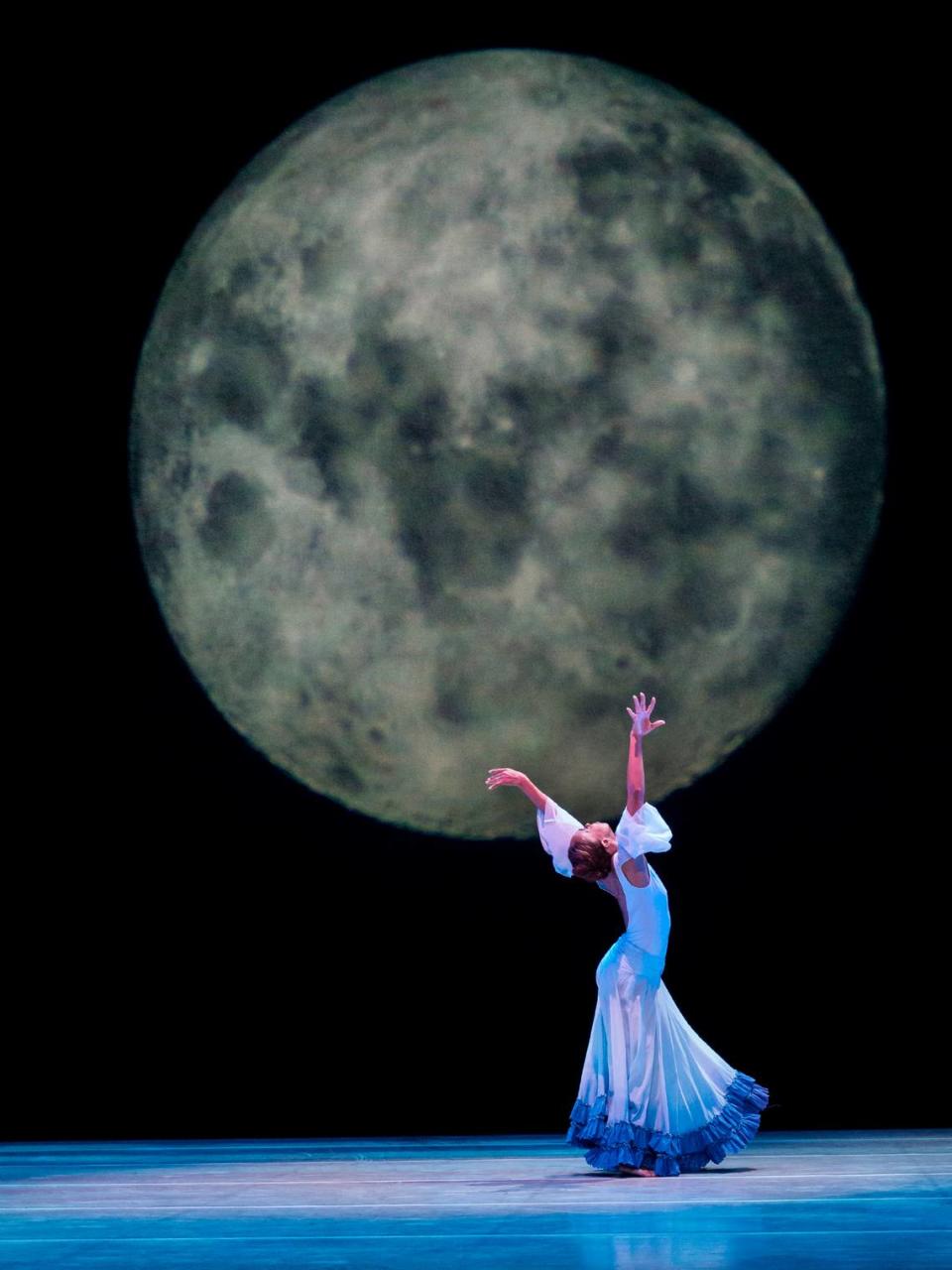 Constance Stamatiou en “Dancing Spirit”, de Ronald K. Brown. Foto cortesía/Paul Kolnik