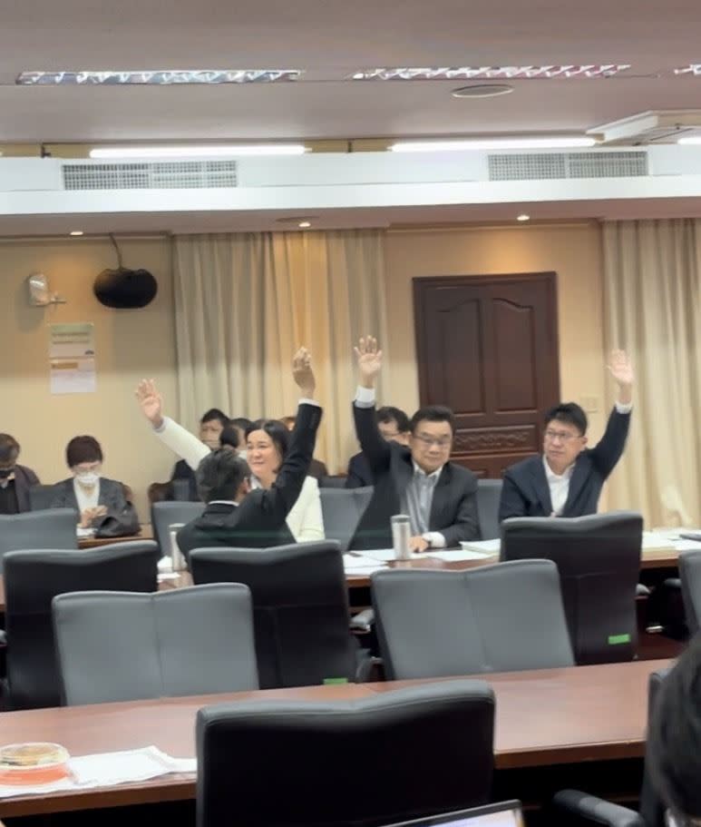 林國成投票支持國民黨洪孟楷提案，意外擋掉民眾黨團提出的立法院組織法修正案。（圖／翻攝自林楚茵臉書）