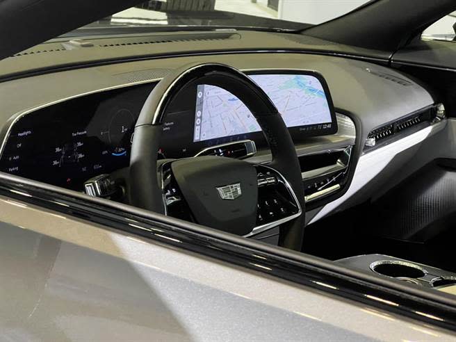 通用(GM)旗下凱迪拉克純電SUV車LYRIQ開進場內，展示由我國群創光電開發的一體化車用面板。(圖／王玉樹攝)