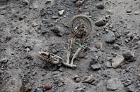 <p>A bicycle covered with ash lies outside a house affected by the eruption of the Fuego volcano at San Miguel Los Lotes in Escuintla, Guatemala, June 6, 2018. (Photo: Carlos Jasso/Reuters) </p>