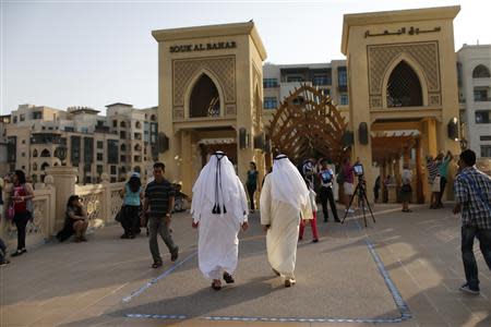 People from different nationalities are seen in Dubai October 9, 2013. REUTERS/Ahmed Jadallah