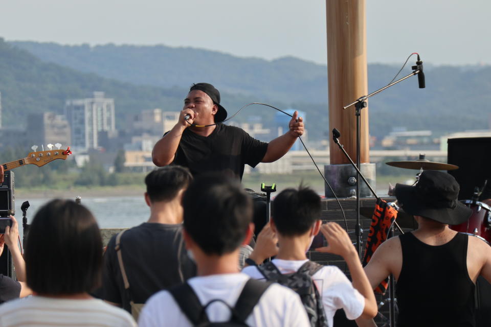 淡水漁人舞台最後一週由海洋音樂祭第十八屆海洋大賞MAFANA樂團開唱，本次舞台卡司囊括各海洋音樂祭、金音獎、金曲獎等得主，堪稱歷屆以來最經典之選！（新北市觀旅局提供）