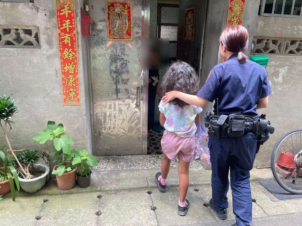 女童的家人接到通知趕回家裡，見到女童平安無恙，總算放下心中大石。圖：讀者提供