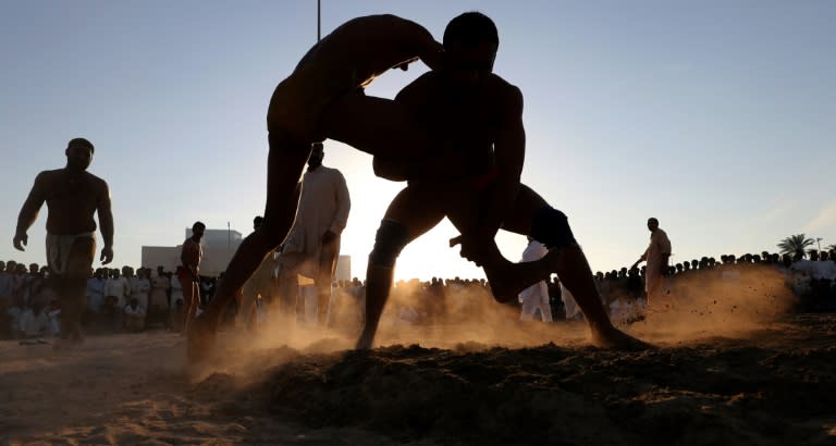 Kala Pehlwan and his friends collect money to fly over to Dubai a kushti wrestler from their home town in the Punjab region of Pakistan to take up a challenge laid down by an opponent there