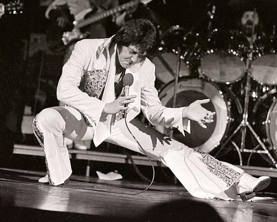 Elvis Presley performs in concert at the Milwaukee Arena on April 27, l977 in Milwaukee, Wisconsin.