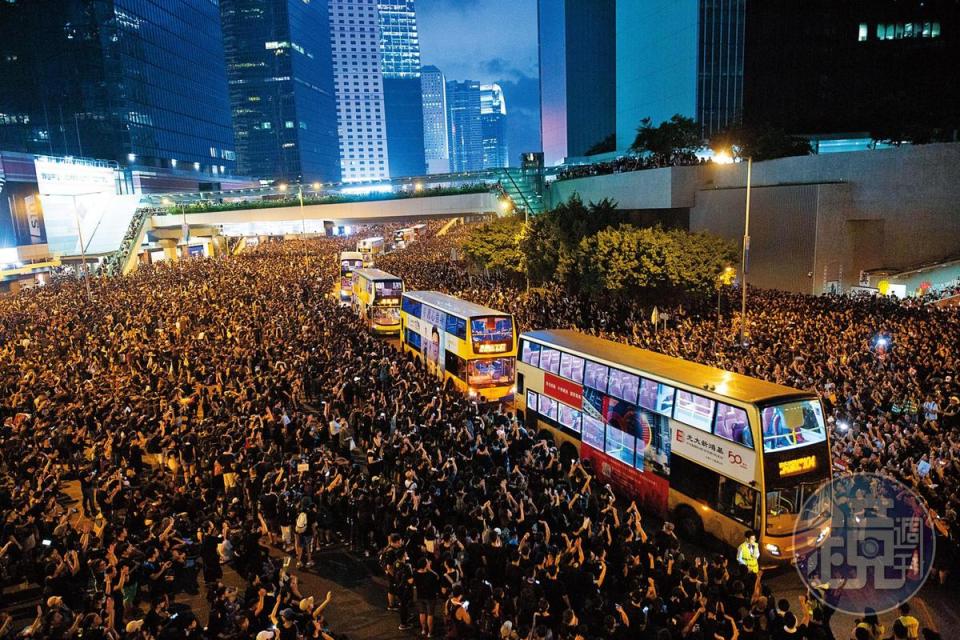 16日晚上，遊行人潮占領了立法會前的夏愨道，人群自律讓路使巴士順利通過。